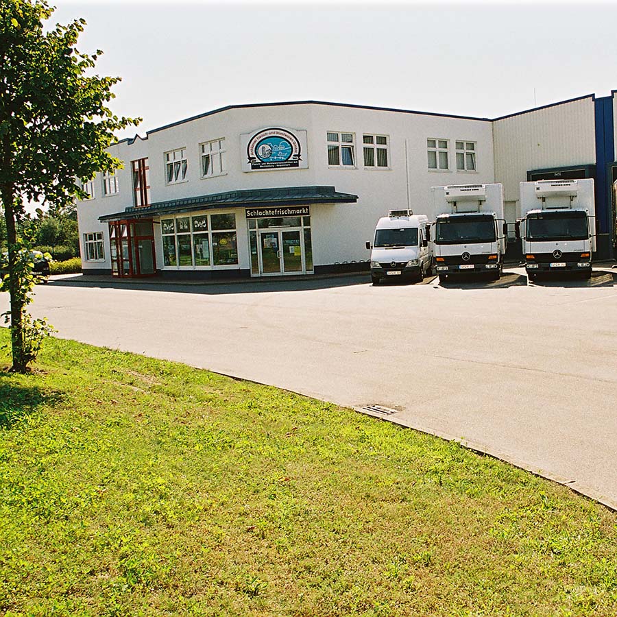 Betriebsgebäude von Wurst ANklam und Firmenfahrzeuge
